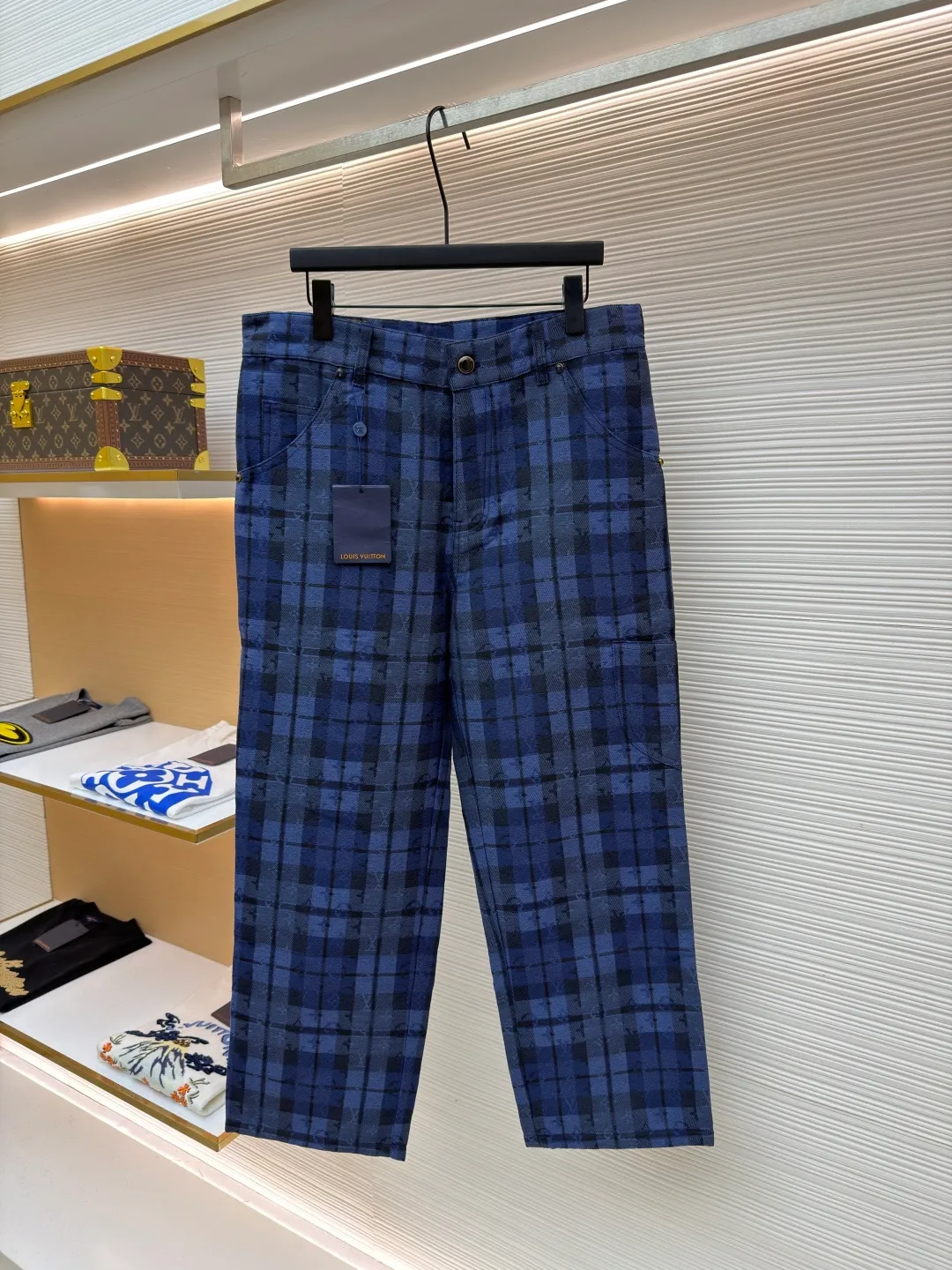 LOUIS VUITTON plaid denim work trousers ●Original version: Purchased and developed for 15950 ●Item number: 1682081-B10 ●Material: cotton fabric ●Technology: jacquard production ●Color: blue ●Version: fitted version ●Weight: about 595 grams ●Size: S-M-L-XL ●Description: This style of denim trousers uses dark and light tones to highlight Monogram and the elegant touches of plaid jacquard. Interior and exterior chest pockets add a touch of style, and an embossed leather label sits at the back. Regular fit 85% cotton, 15% polyester, logo jacquard, pearlescent buttons, thigh patch pockets, back panel pockets, side pockets, rear logo patch. The overall wiring is straight and delicate, the fabric is comfortable and soft, and the color is consistent without color difference. It can be matched with the same style to create a fashionable look and control various occasions. Customized accessories, complete with three standards, same style for men and women!